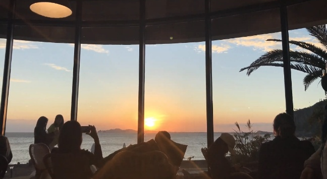 카페루이사 내부에서 노을 풍경