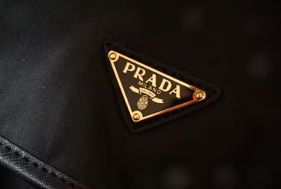 프라다 명판 부착한 모습