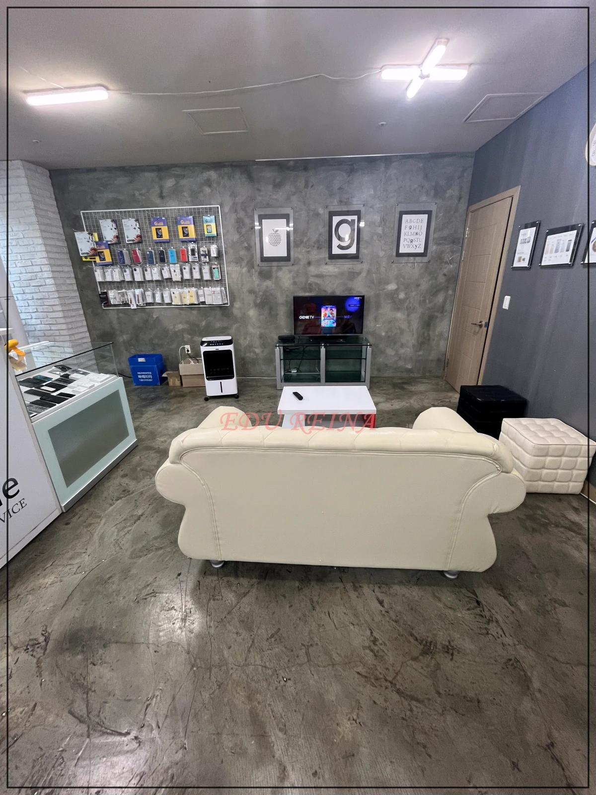 아이폰수리점-내부-소파-텔레비전