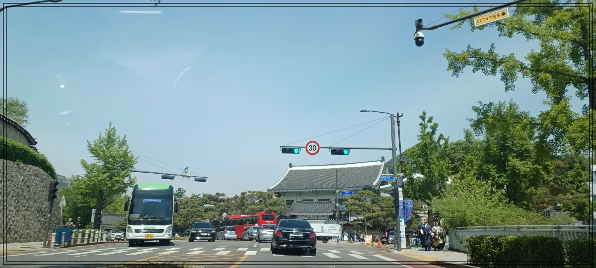 청와대-춘추문-입구-삼청로7길-도로-표지판과-관광버스-혼잡상황