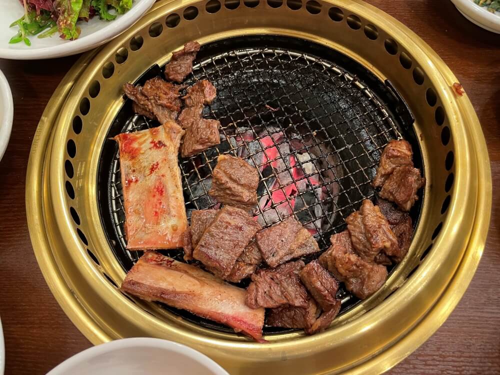 가보정-점심특선-고기굽는-모습