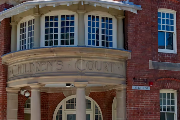 협의-이혼을-결정하는-법원의-정문