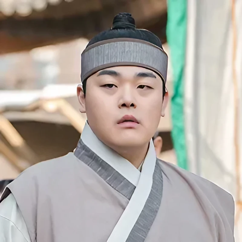 밤에 피는 꽃에서 하인 복장의 활유를 연기하는 이우제