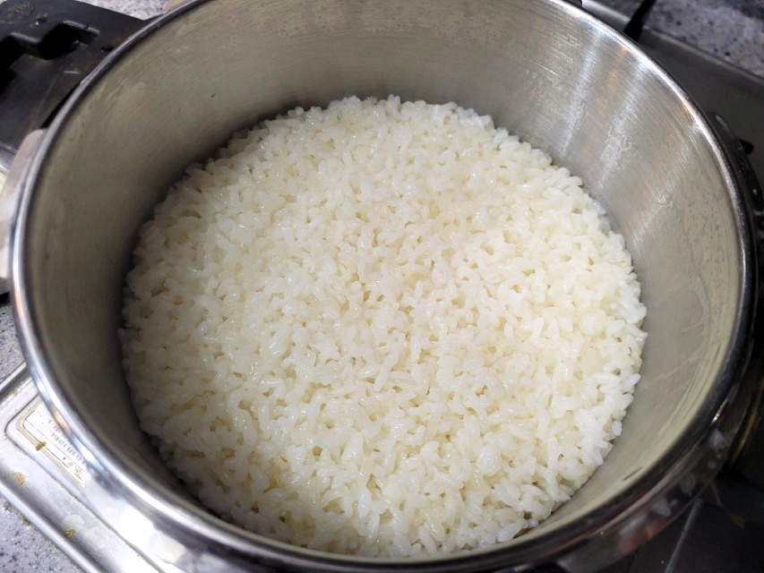 찹쌀을 넣어 지은 윤기 있고 찰진 밥 완성 모습