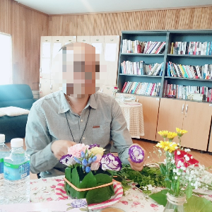 alt=&quot;사별가족 징검다리모임에서 고인을 기억하며 꽃을 정성스레 꽂는 유가족의 손길&quot;