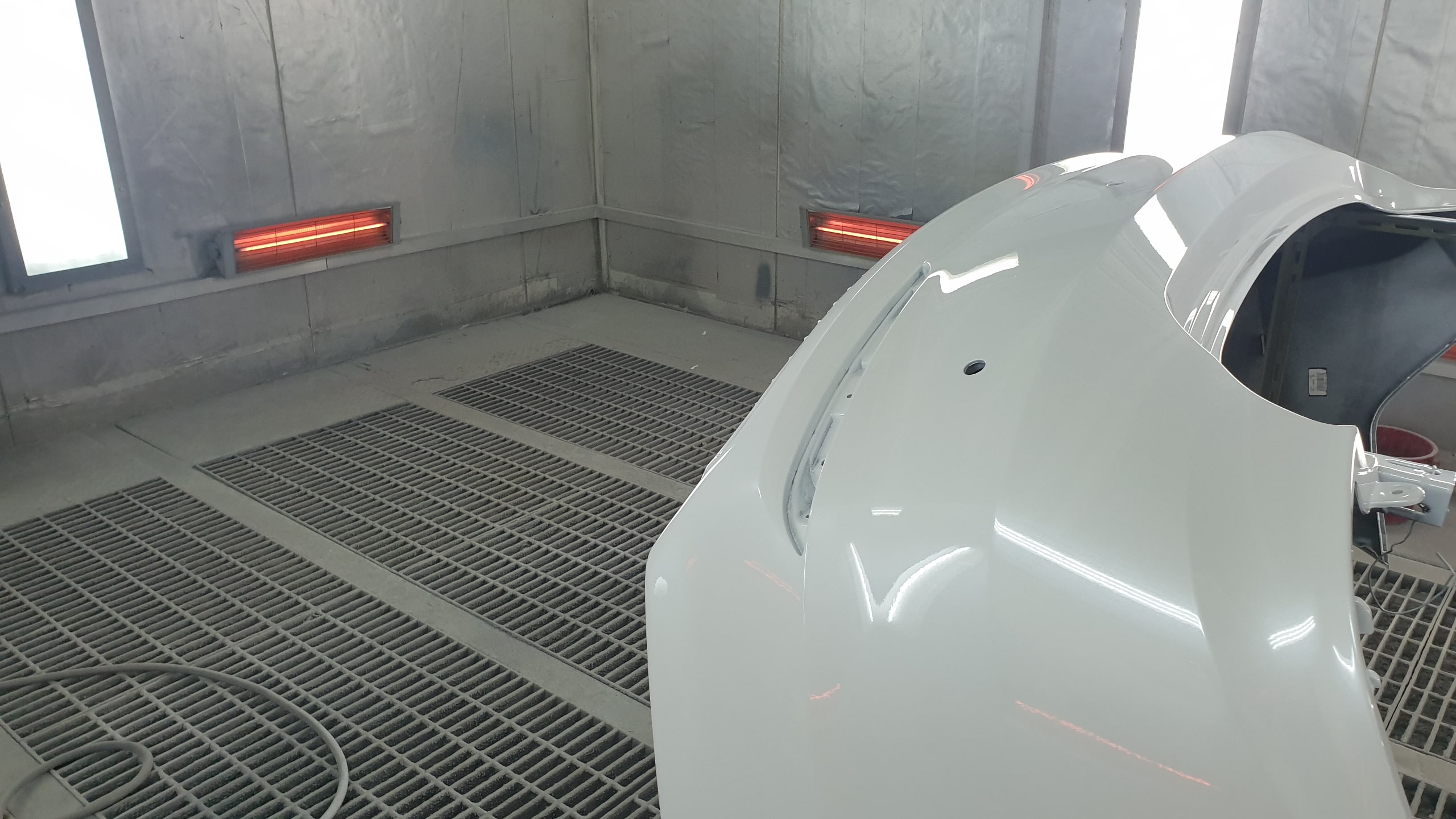 열처리 중 찢어진 범퍼복원 열처리 중