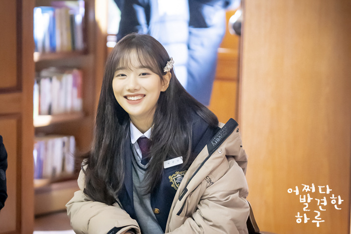 교복 위에 패딩을 걸치고 실내에서 웃는 여주다 역 이나은