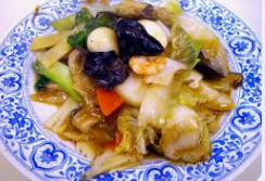 팔보채가 파란색 무늬 접시에 먹음직스럽게 담겨있다.