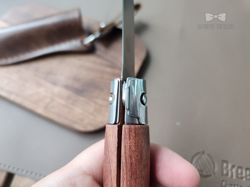 접이식 칼 안전장치 체결 전