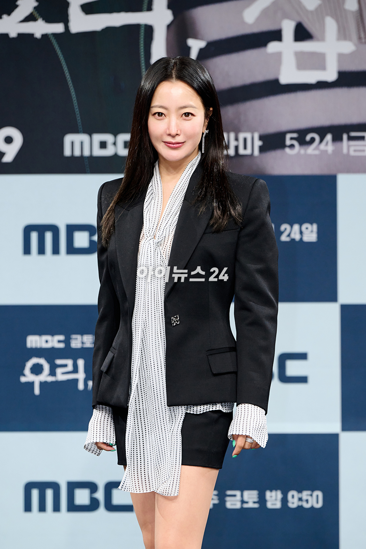 배우 김희선이 23일 오후 온라인으로 진행된 MBC드라마 '우리,집' 제작발표회에서 포즈를 취하고 있다. [사진=MBC]