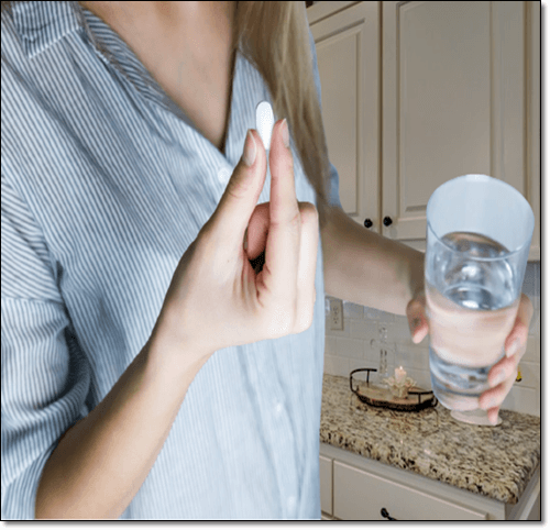 타세놀 먹는 여성