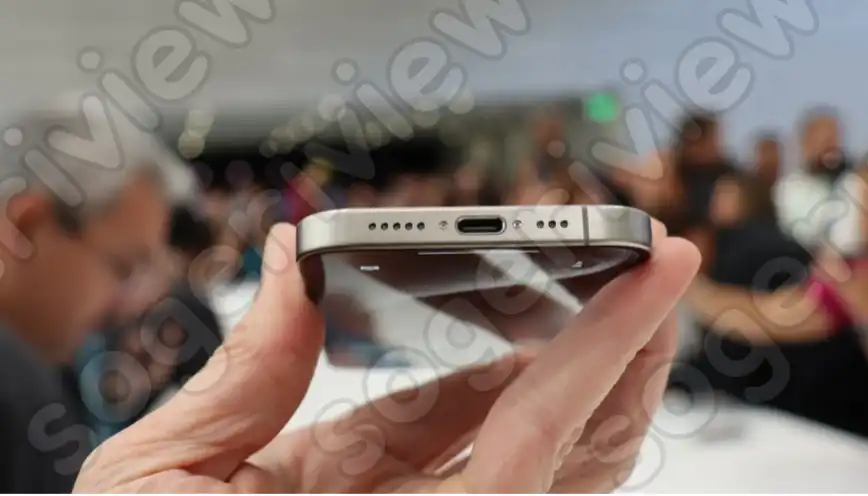 아이폰 15 프로 맥스의 USB-C 포트