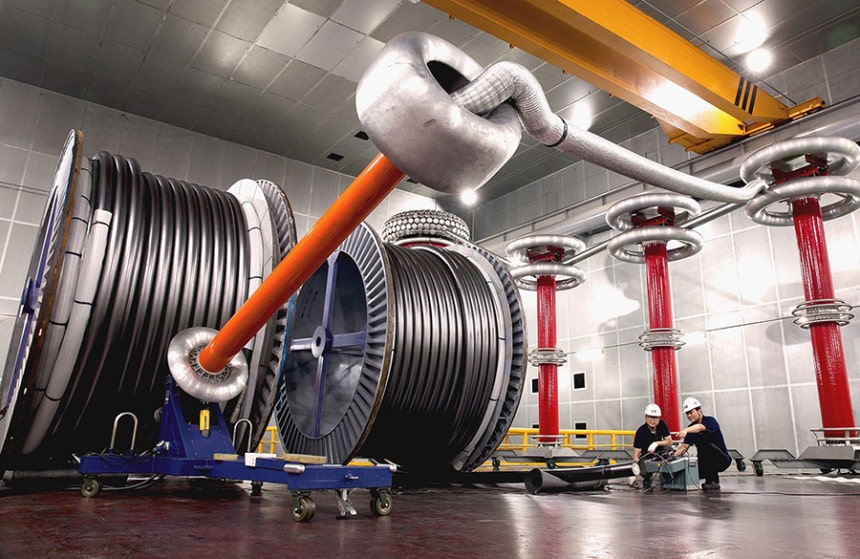 LS전선 직원이 구미 공장에서 초고압 직류(HVDC) 케이블을 테스트하고 있다.