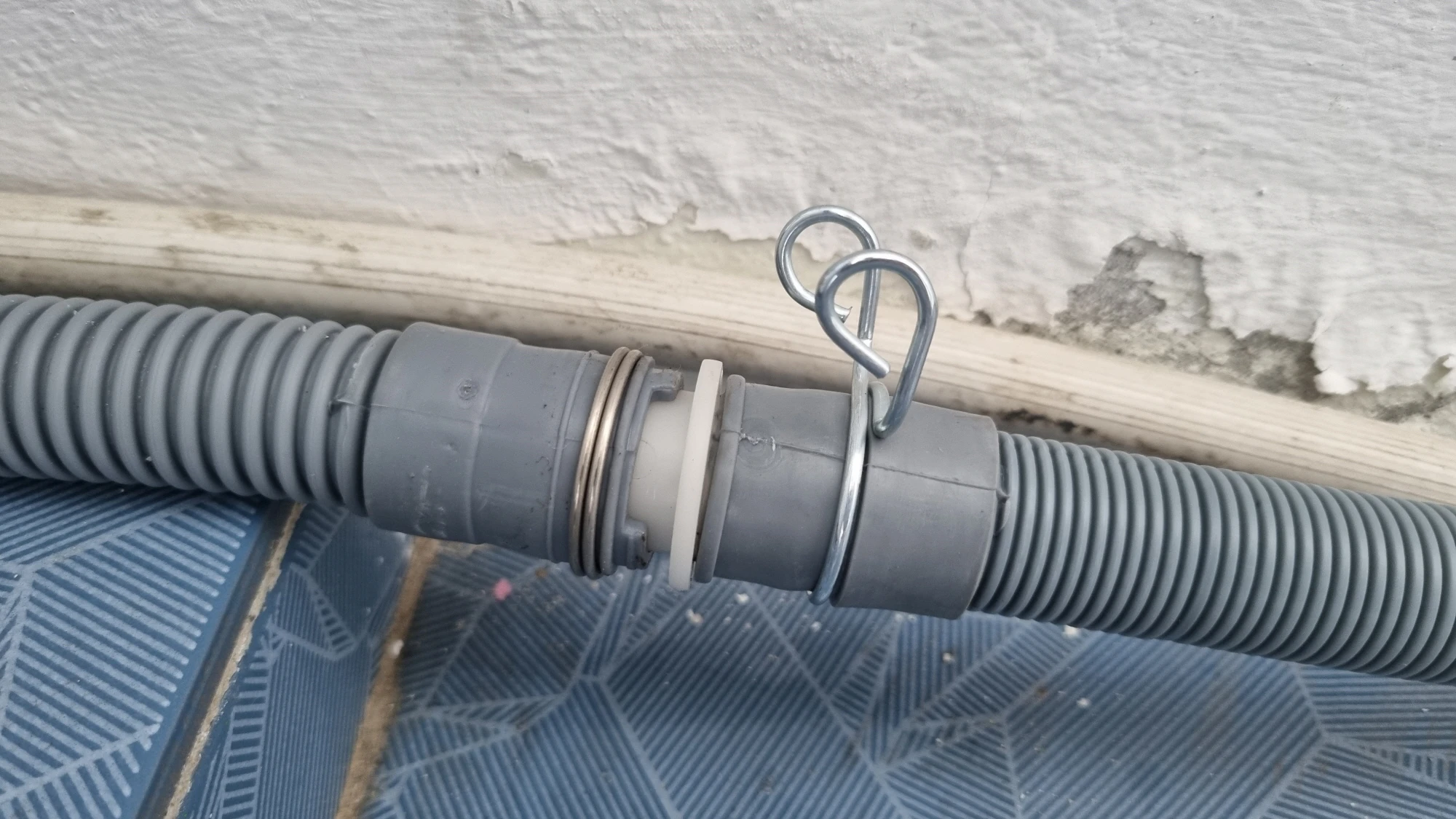 드럼세탁기 배수호스 연결 모습