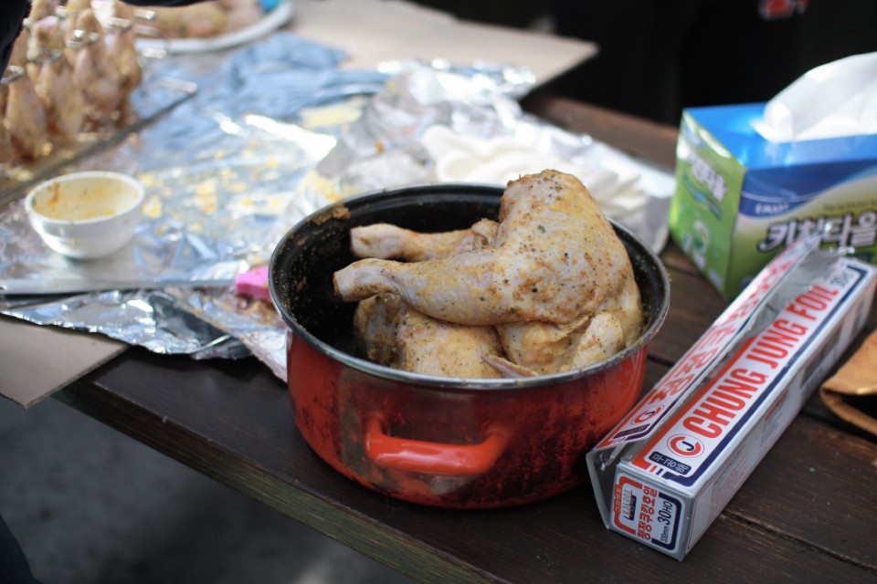 버터와 시즈닝이 발라진 생닭 준비 과정