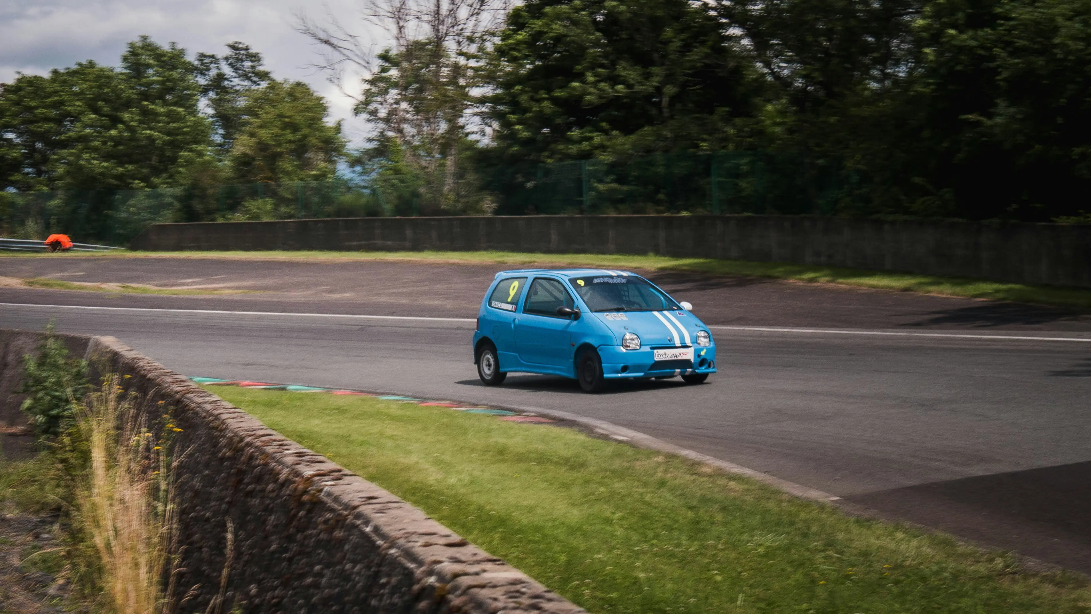 르노 트윙고 E-테크 2026년 출시, 2만 유로대 레트로 소형 전기차로 부활