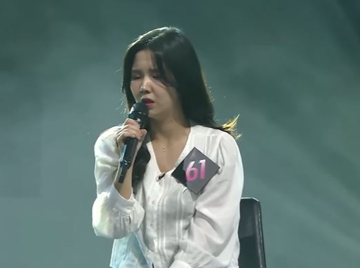 싱어게인3 참가자 61호가수가 노래 부르는 모습