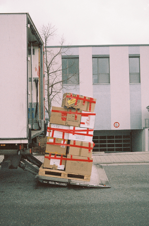 테이핑-박스들-트럭