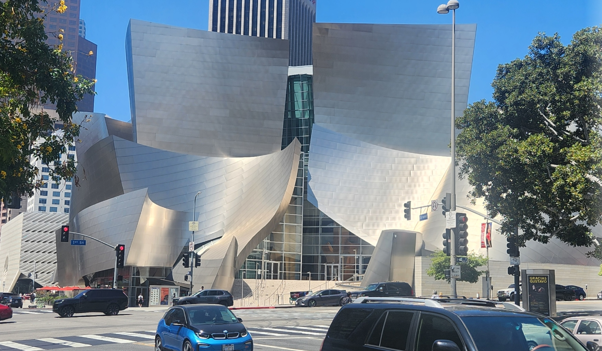 콘서트홀 정면을 정중앙에서 담은 사진 이미지