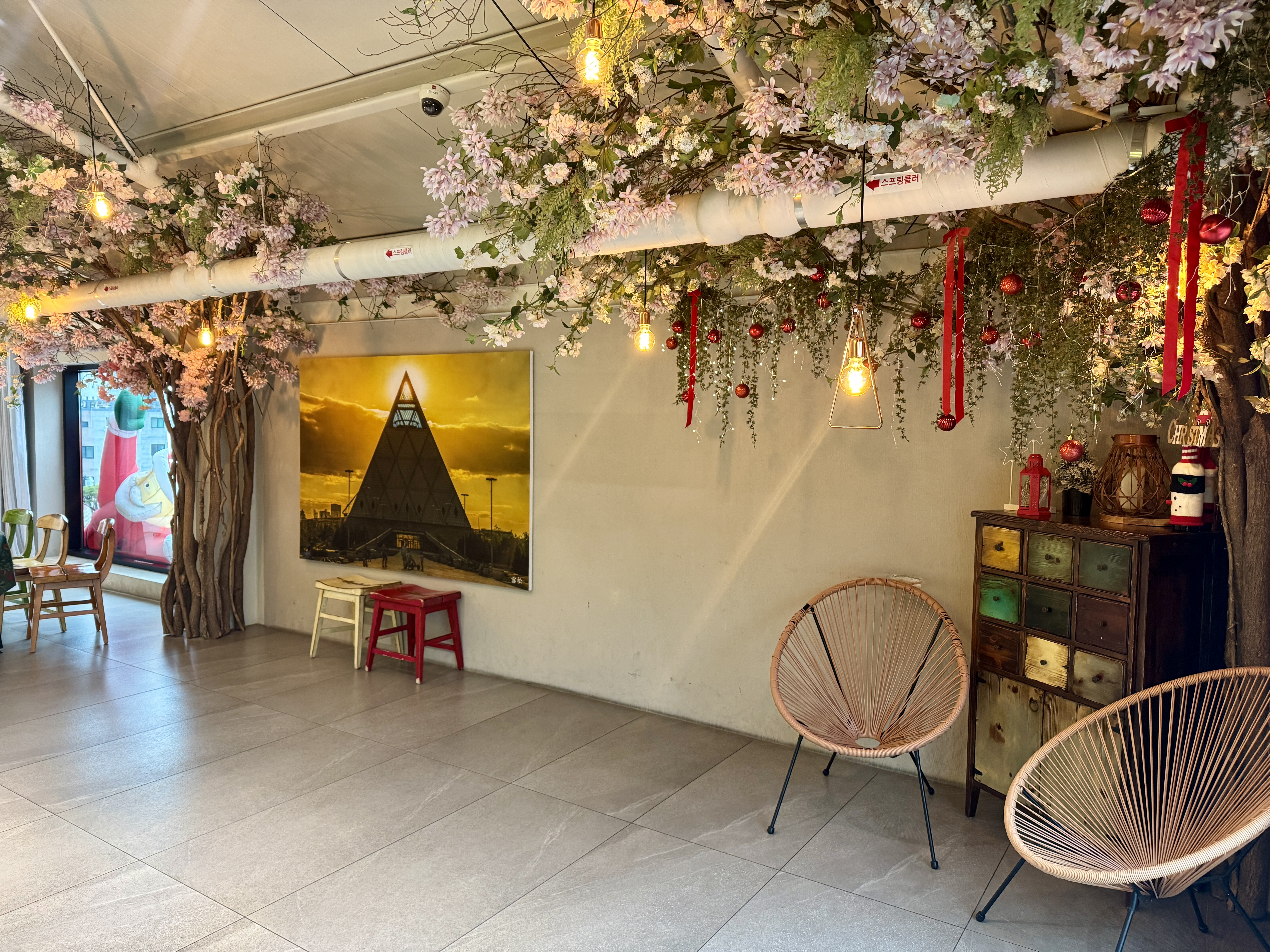 동탄 카페 아스타나 내부 산타 포토존&amp;#44; 크리스마스 시즌 가족 방문객이 많은 공간