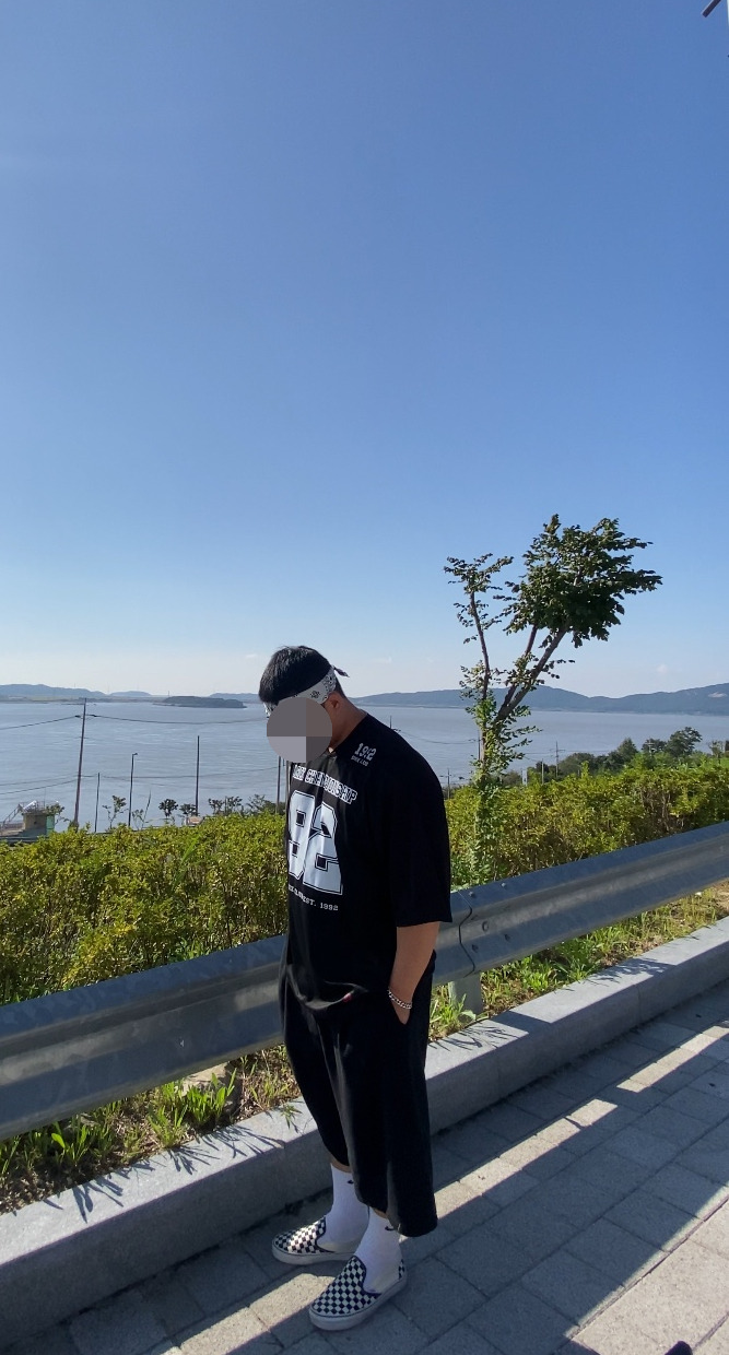 데일리룩('25. 9. 25.)하바행크 클래식 페이슬리 반다나, 드릭스 럭비 오버핏 메시 저지 하프 슬리브 티셔츠, 무신사스탠다드 와이드 버뮤다 팬츠, 나이키 양말, 반스 체커보드