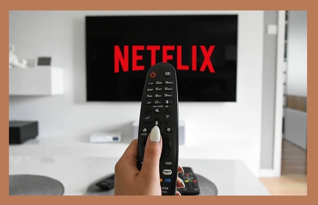 넷플릭스-화면-앞-리모콘