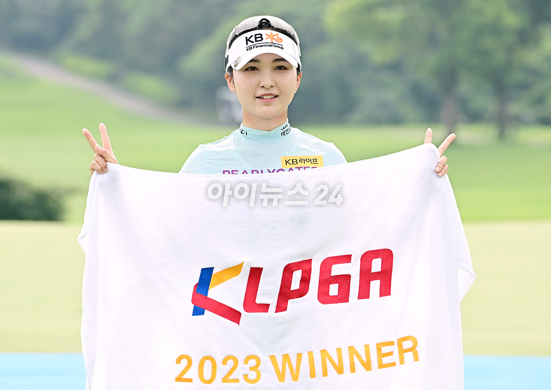 이예원은 13일 제주도 서귀포시에 있는 테디밸리 골프앤리조트(파72)에서 열린 KLPGA 투어 신설 대회 두산건설 위브 챔피언십(총상금 12억원) 최종합계 10언더파 206타로 김민선7과의 연장 첫 번째 홀에서 버디를 잡아내 우승을 확정했다.&nbsp;이예원이 우승 트로피를 들고 포즈를 취하고 있다. [사진=곽영래 기자]