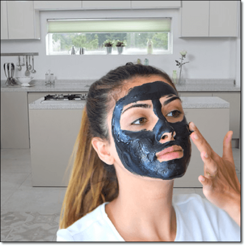 올리브잎 함유 성분 얼굴 마스크 팩하는 여성