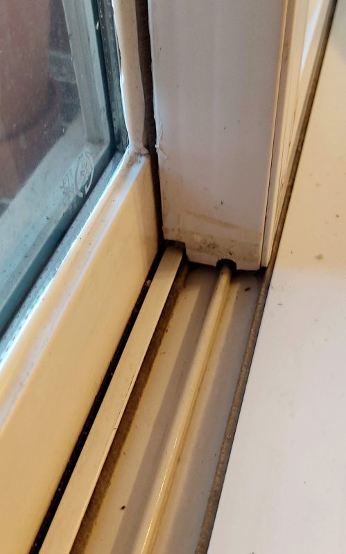 창틀과 창문 사이 바람이 제일 많이들어오는 틈새