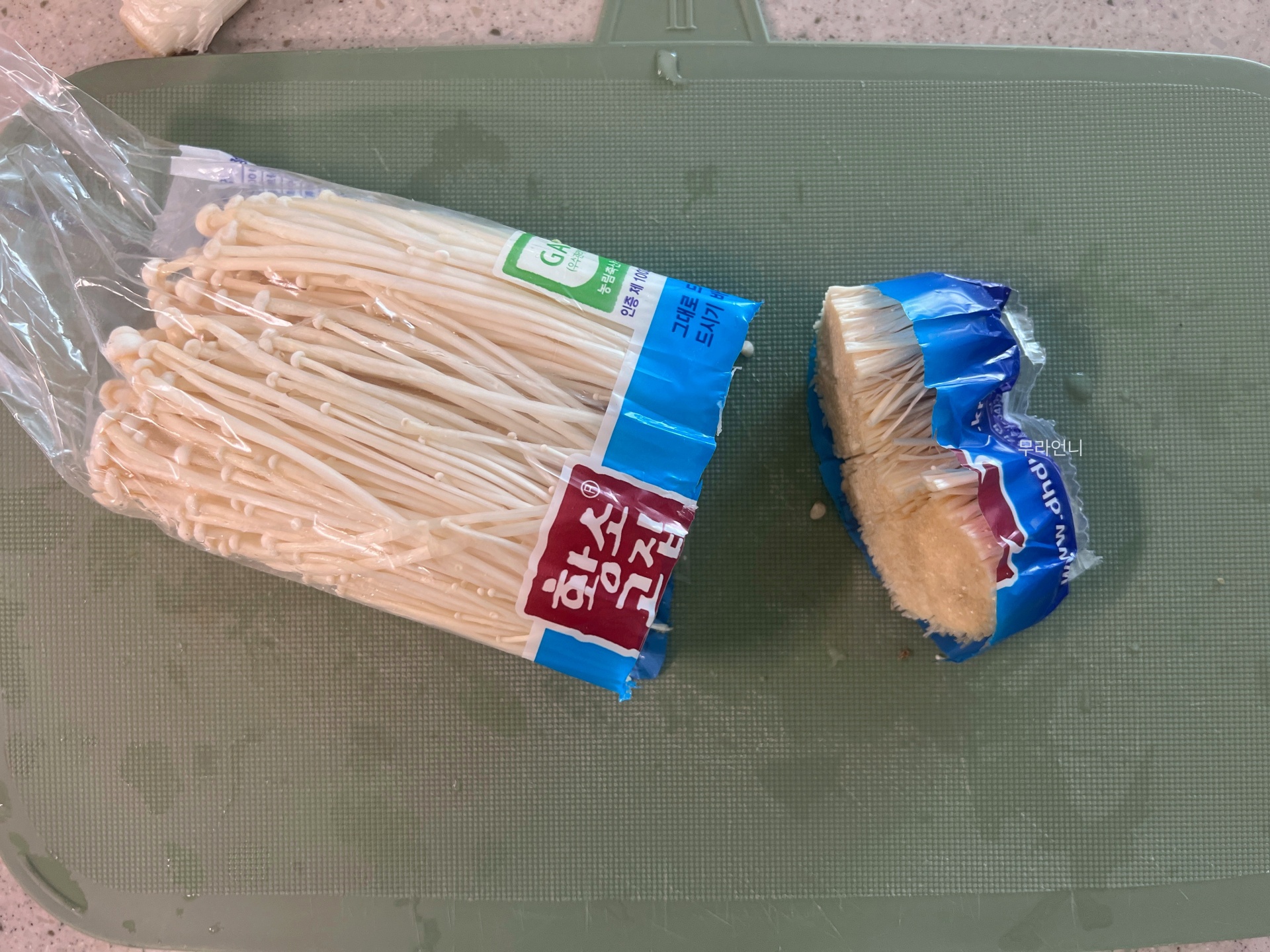 팽이버섯은 필수! 간장소스에 녹아들면 팽이버섯이 엄청 맛있답니다