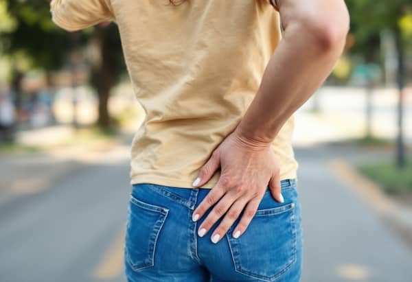 납작한 신발로 인한 허리통증