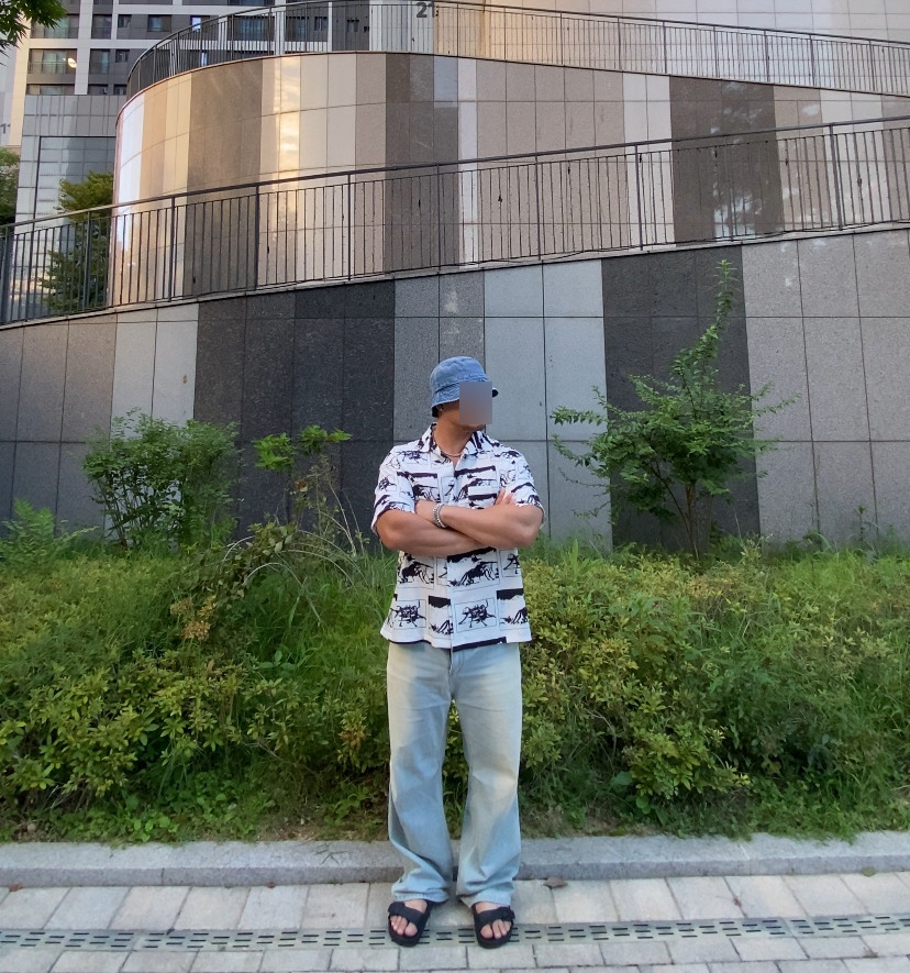 데일리룩('26. 9. 8.)루오에스펙 워싱 데님 버킷햇, 매스노운 오버핏 하와이안셔츠, 에러스익셉티드 와이드스트레이트 팬츠, 버켄스탁 슬리퍼, 케이엔드 나바호 터키석 목걸이 팔찌