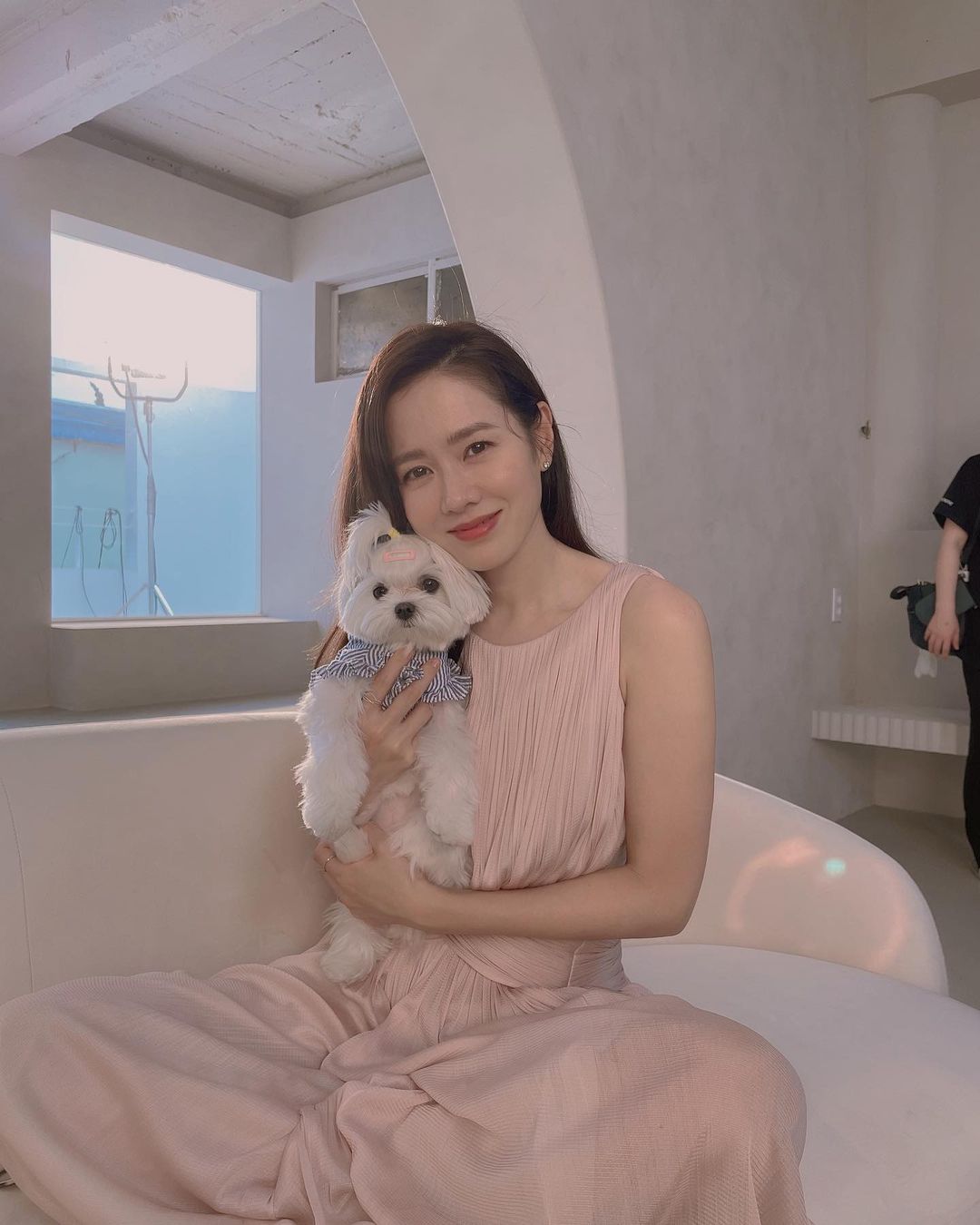 말티즈 반려견 '키티'와 함께 사진을 찍은 손예진