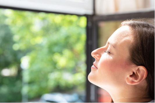 코로-호흡하고-있는-여성