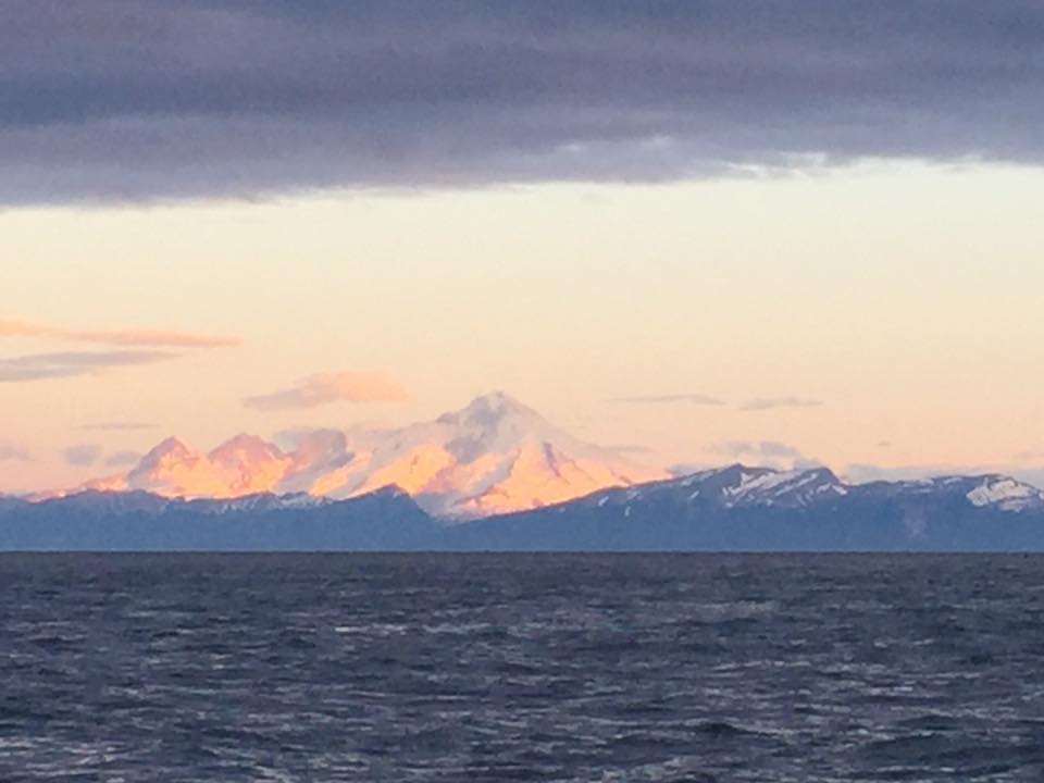 알래스카 니닐칙 바다에서 본 일출 햇빛
