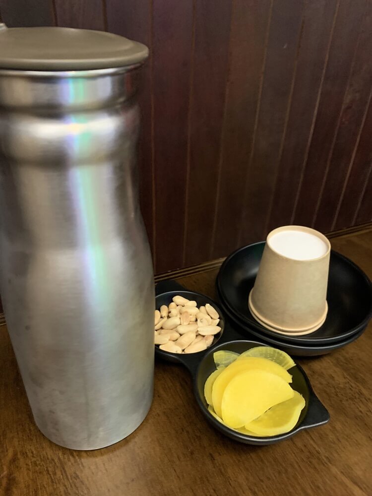 기본 세팅 단무지, 땅콩, 컵, 앞접시, 물통