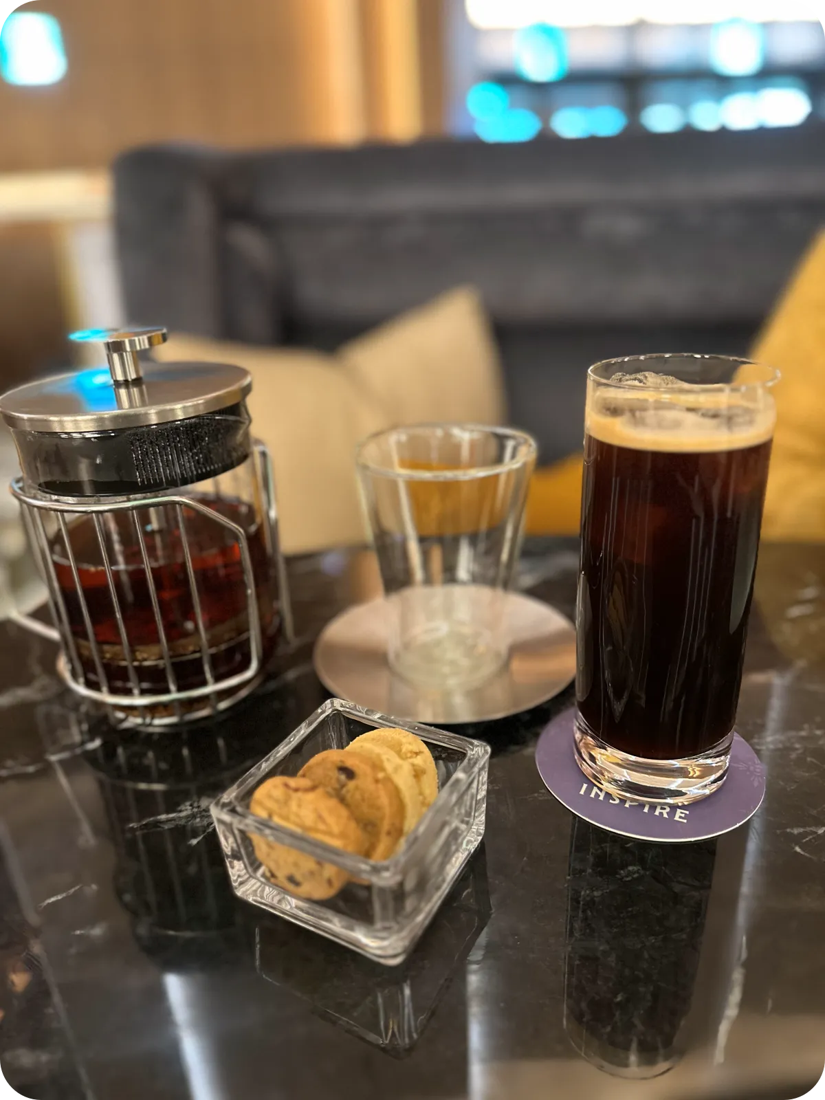 제공된 커피와 루이보스 차