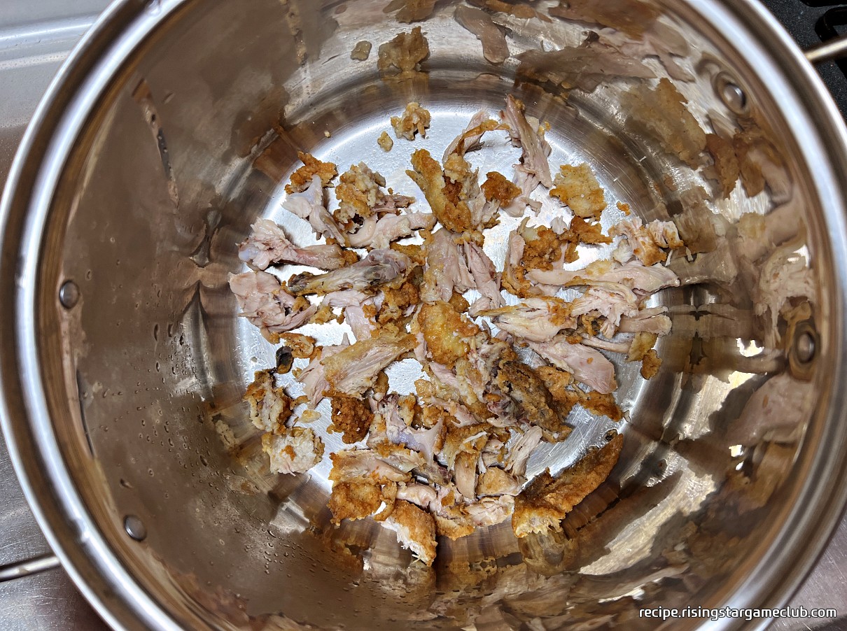 간단한 치킨 닭죽을 만드는데 들어가는 치킨 살을 닭뼈와 함께 냄비에 담아 놓은 사진