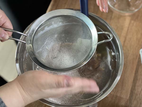 파우더를 체에 고르게 내린다