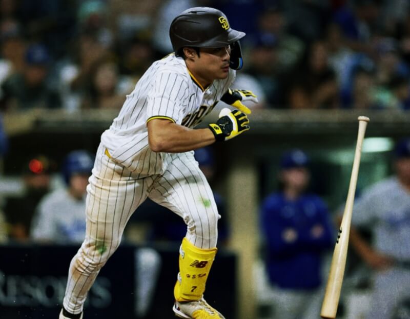 타격을-하고-달리는-김하성