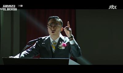 순양자동차 신차를 발표하며 순양자동차가 순양의 엔진이라고 말하고 있는 진양철 회장