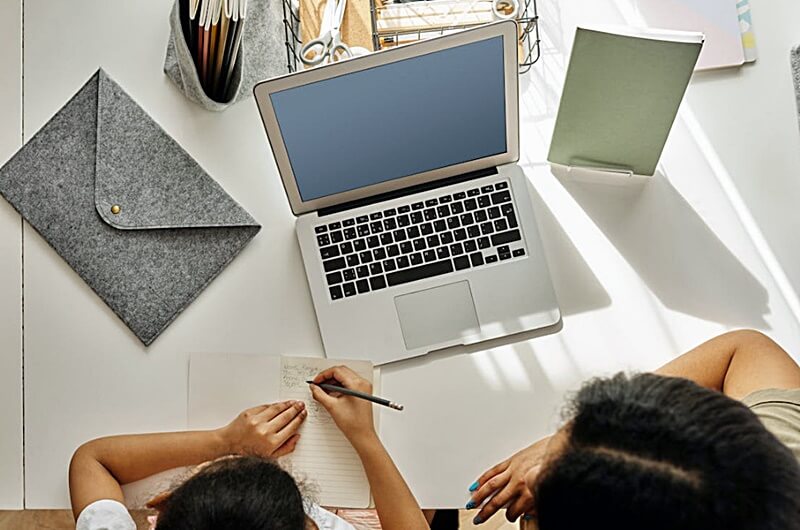 노트북으로-공부하는-학생의-모습