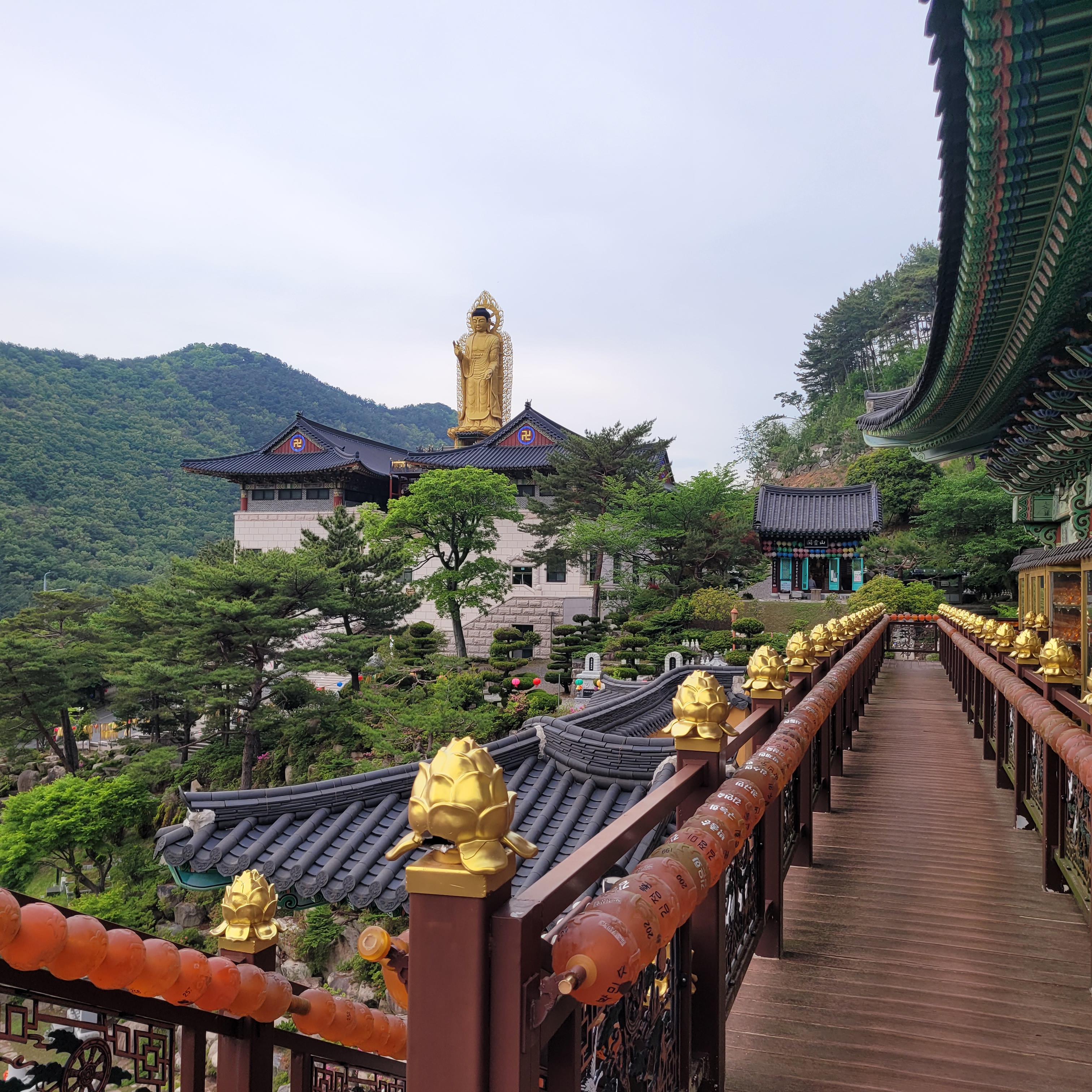 사천 백천사의 불상과 사찰 전경