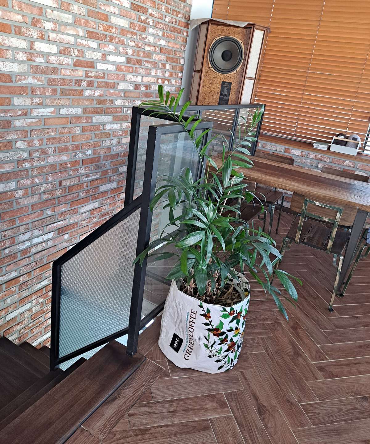 2층 계단 입구