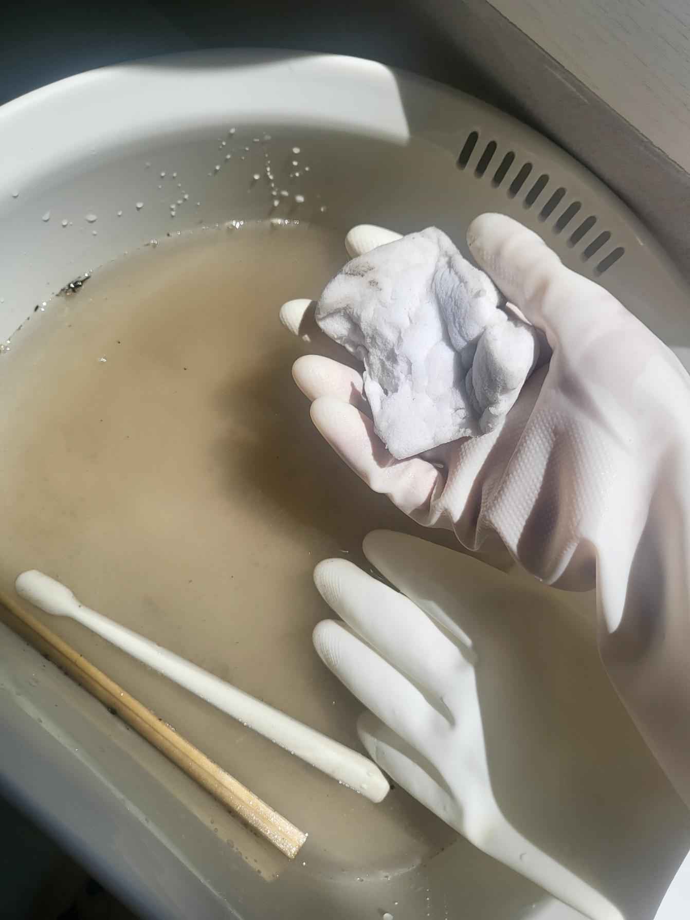 매직블럭을 세척해 더러워진 물