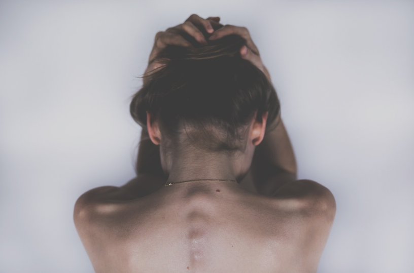 두통 원인과 증상_두통으로 괴로워하는 모습