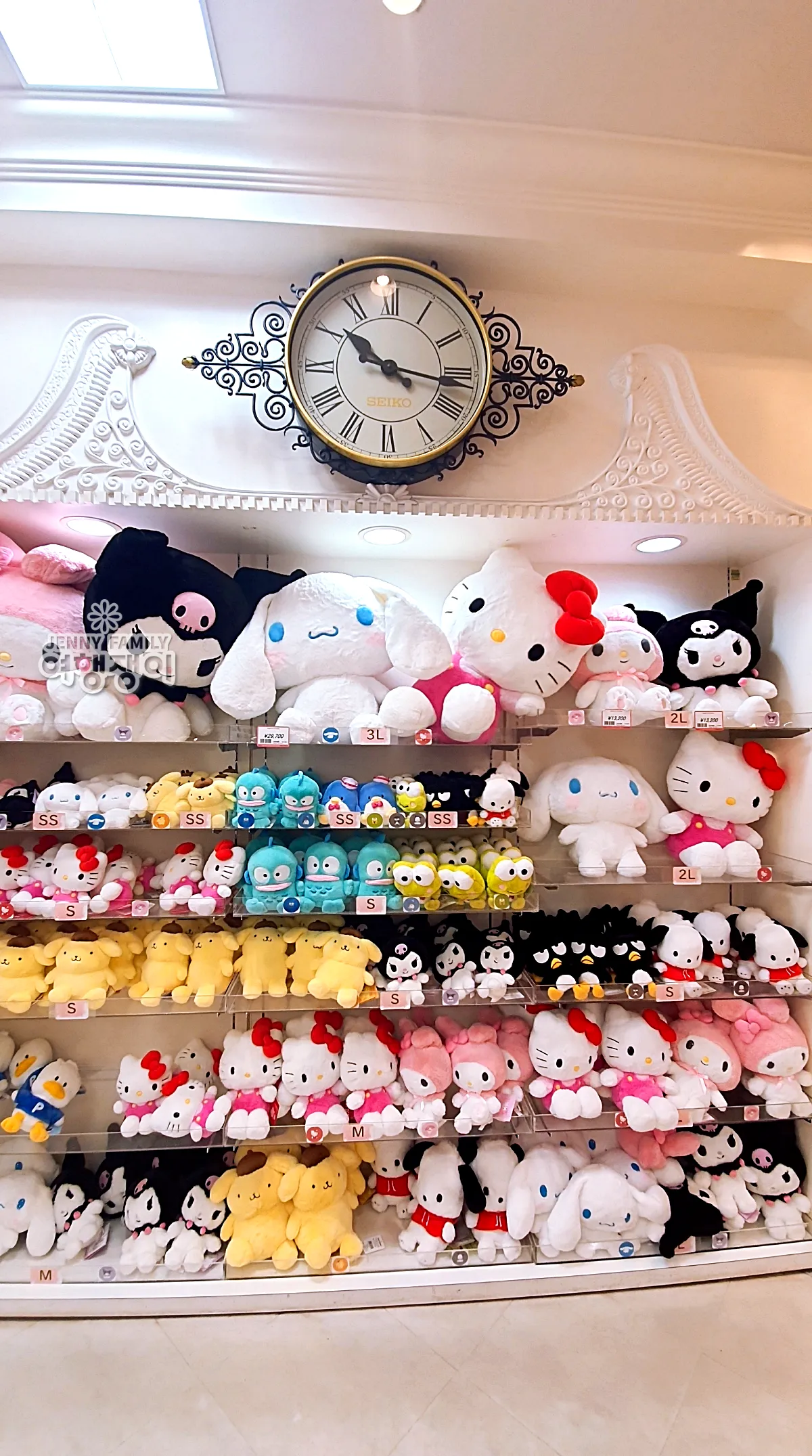 산리오_퓨로랜드_기념품샵_헬로키티_쿠로미_시나모롤_인형_진열장_sanrio_puroland_giftshop_hello_kitty_kuromi_cinnamoroll_doll_display