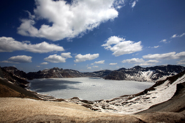 » 학자들은 백두산이 활화산이고 언젠가 폭발할 것이라는 점에 동의한다. 그러나 언제 어떻게 폭발할 것인지를 단정하기엔 과학적 근거가 부족하다고 지적한다. 한겨레 김정효 기자 hyopd@hani.co.kr