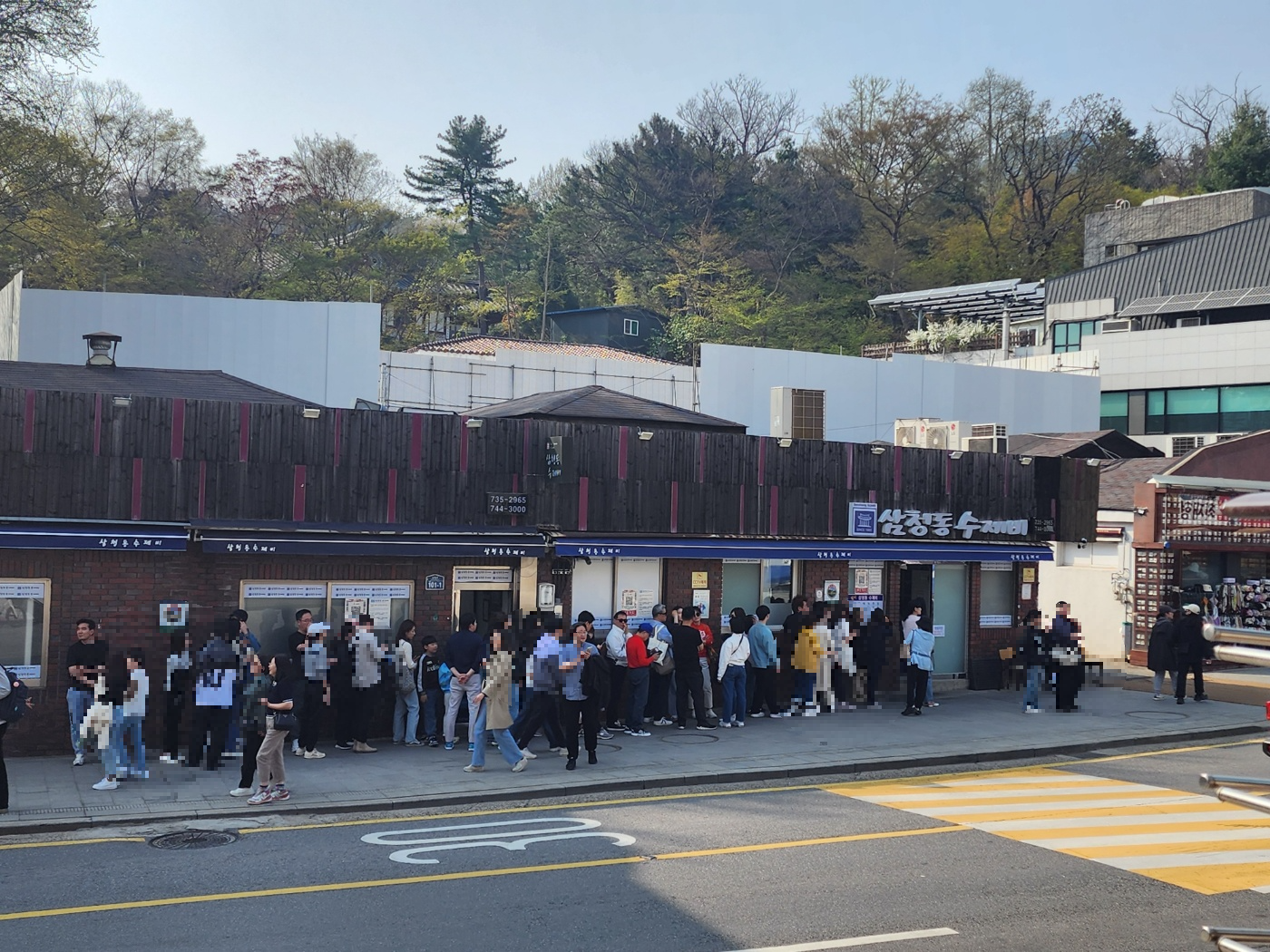 줄을 길게서서 기다리고 있는 수제비가게 앞의 모습