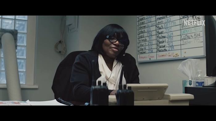 사무실에-앉아-있는-여자